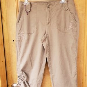 Gloria Vanderbilt adorable capri light brown pants